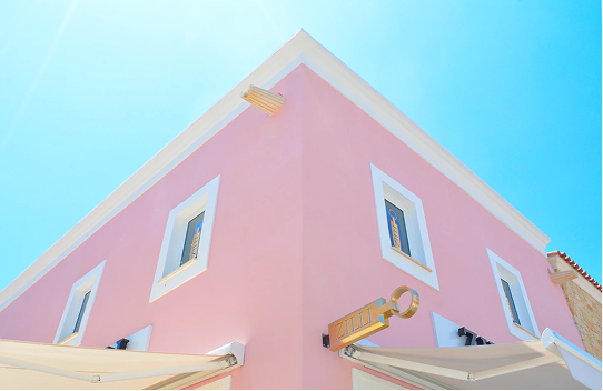 Building on the corner of the sea